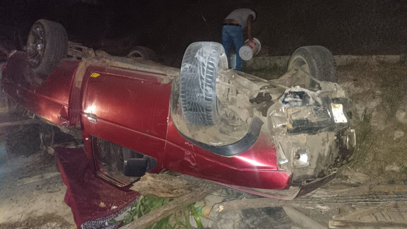 Vuelca camioneta en Zitácuaro, Michoacán, solo hubo daños materiales 