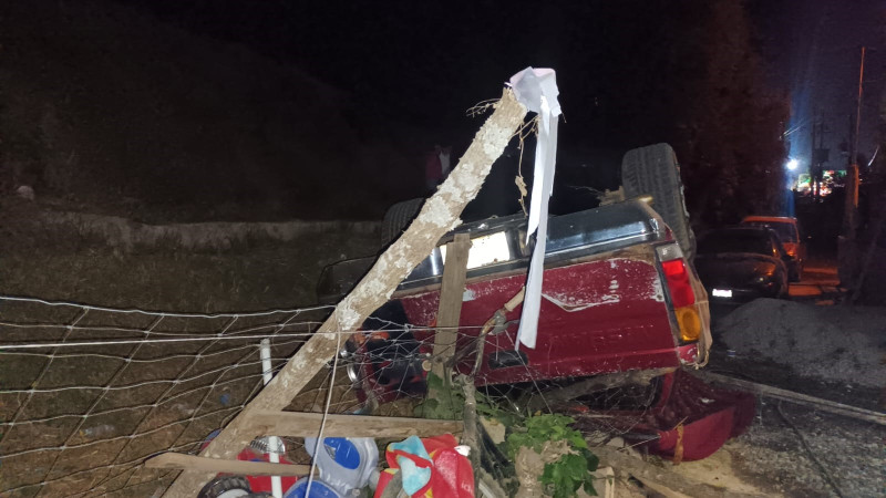 Vuelca camioneta en Zitácuaro, Michoacán, solo hubo daños materiales 