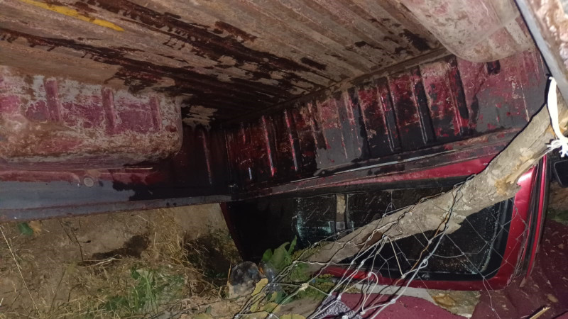 Vuelca camioneta en Zitácuaro, Michoacán, solo hubo daños materiales 