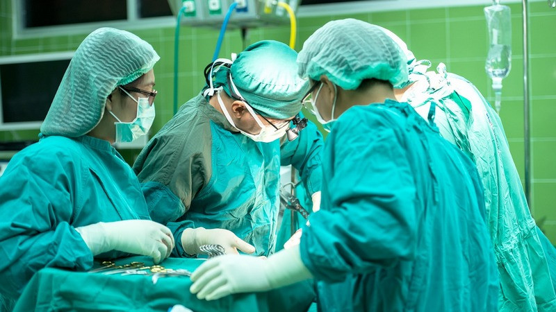 Logran trasplante de riñón de cerdo modificado en paciente de 62 años de edad en Estados Unidos 