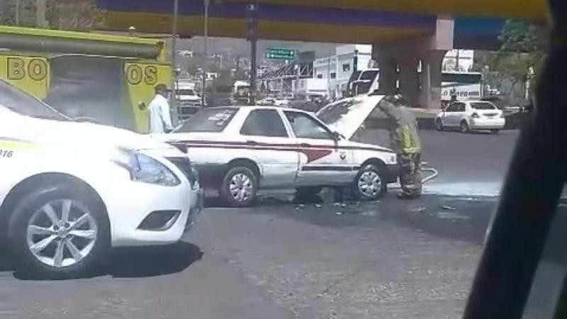 Taxi se prende en llamas cerca de la Central de Autobuses de Morelia 