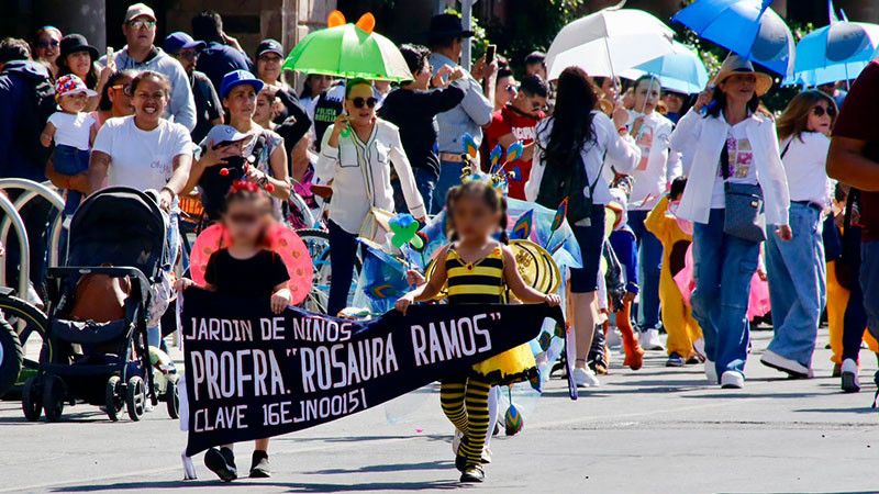 Niñas, niños y docentes morelianos reciben a la primavera con alegre desfile 