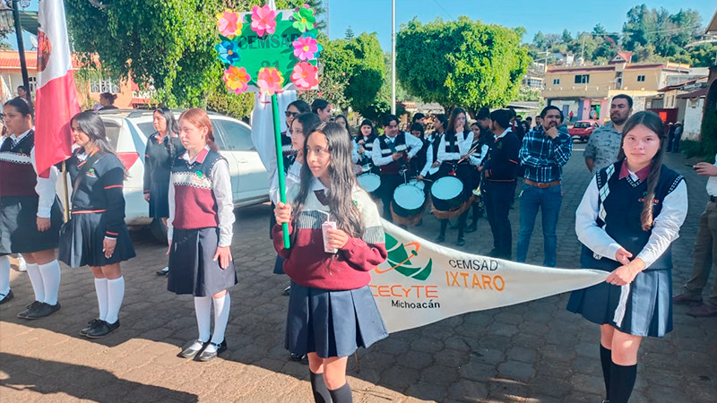 Desfilan estudiantes del Cecytem por el natalicio de Benito Juárez