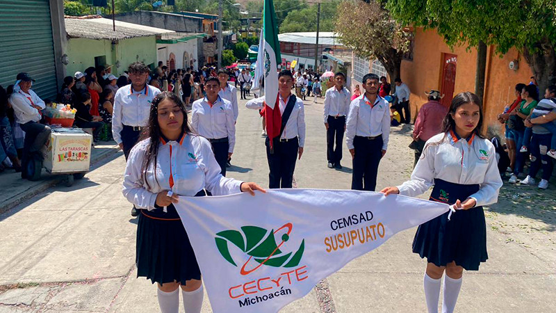 Desfilan estudiantes del Cecytem por el natalicio de Benito Juárez