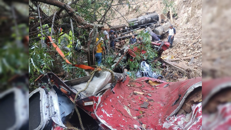 Volcadura de camión en sierra de Oaxaca deja como saldo cinco muertos y un herido