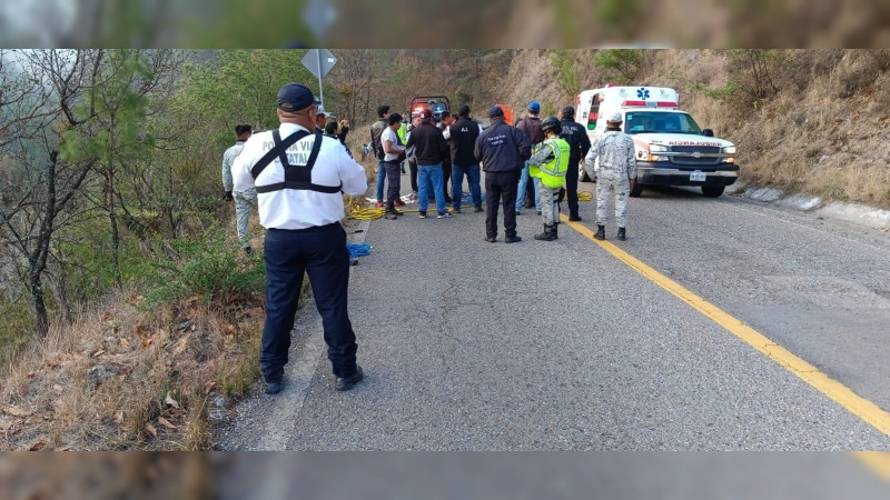 Volcadura de camión en sierra de Oaxaca deja como saldo cinco muertos y un herido