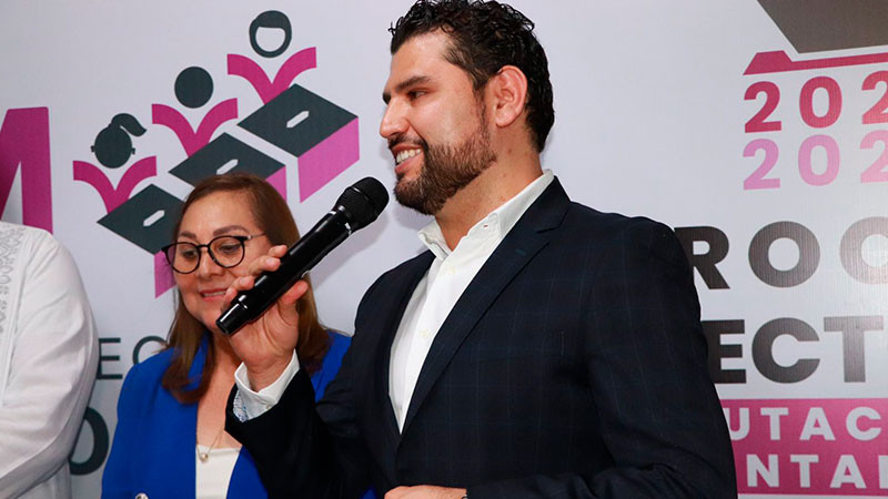 PRD, PAN y PRI formalizan candidatura común en 15 distritos  