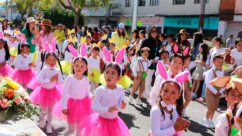 Autoridades Municipales y Educativas presidieron el desfile de primavera.