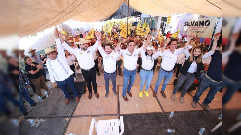 Con gran entusiasmo y festejo Tuzantla refrenda su apoyo a Araceli Saucedo