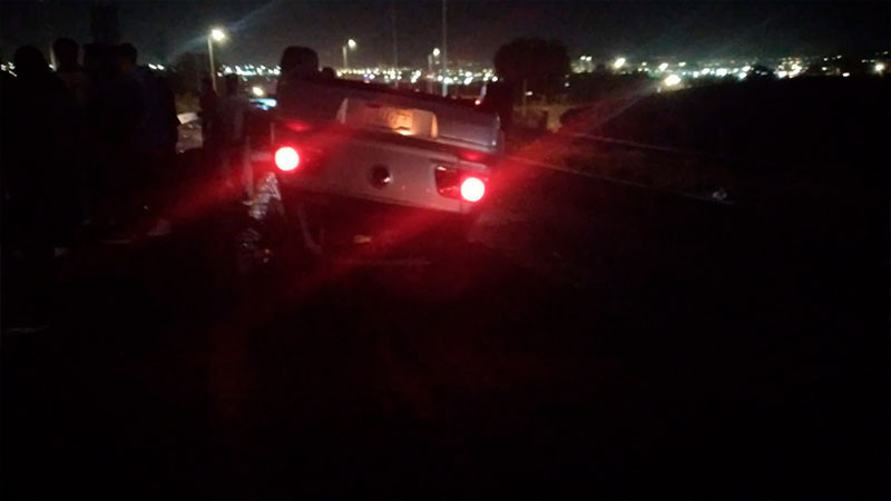 Alcohol y velocidad causan volcadura de un auto en libramiento de Querétaro  