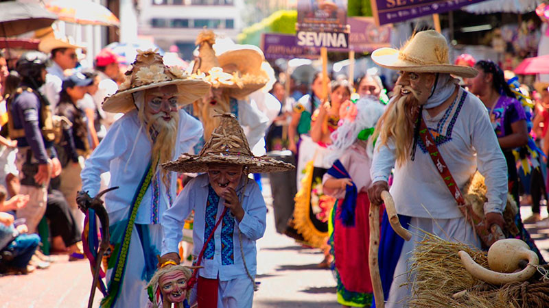 Uruapan se llena de color e identidad con el Tianguis Artesanal de Domingo de Ramos 