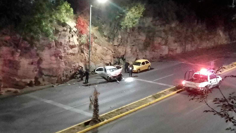 Conductor vuelca su vehículo en libramiento de Morelia, Michoacán 