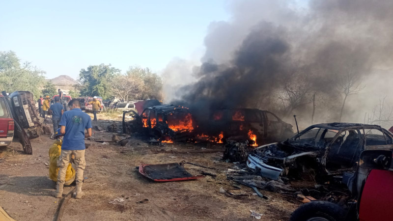 Se incendia corralón en Apatzingán, Michoacán; un bombero resultó intoxicado