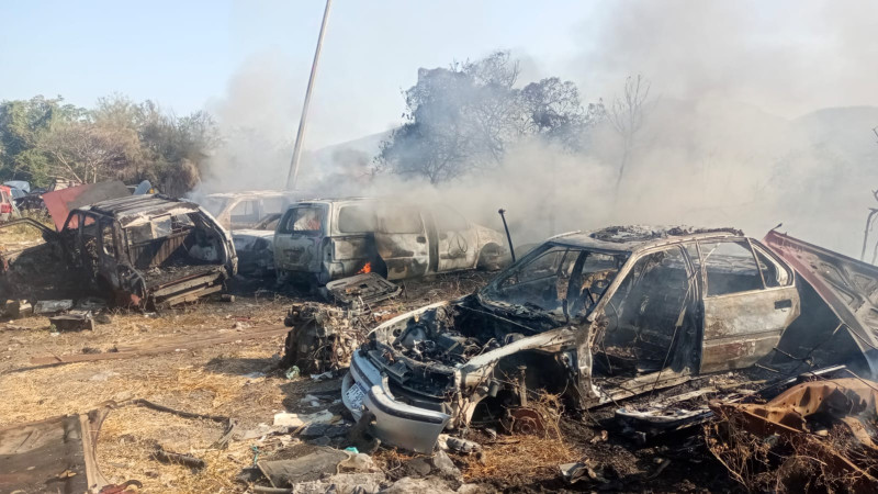 Se incendia corralón en Apatzingán, Michoacán; un bombero resultó intoxicado