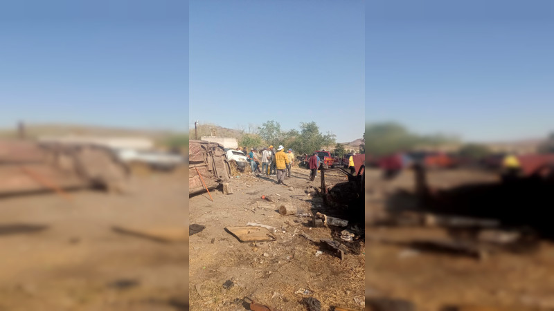 Se incendia corralón en Apatzingán, Michoacán; un bombero resultó intoxicado