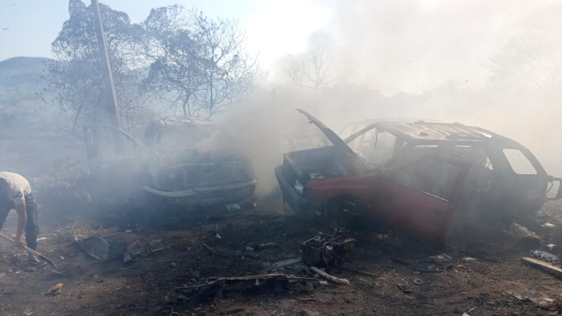 Se incendia corralón en Apatzingán, Michoacán; un bombero resultó intoxicado