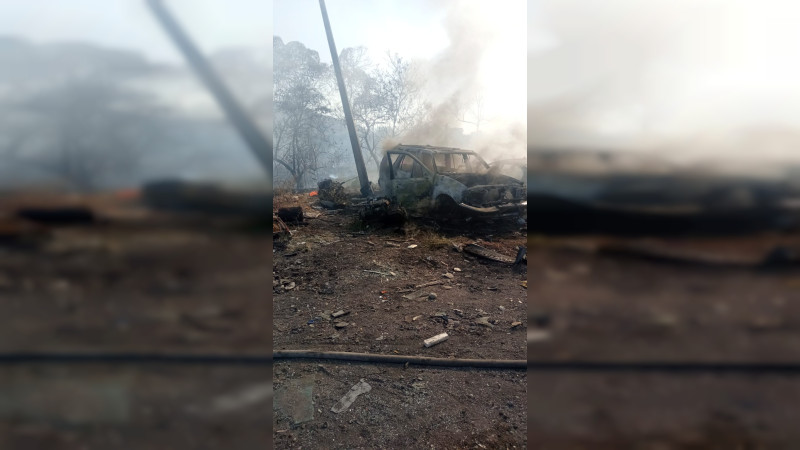 Se incendia corralón en Apatzingán, Michoacán; un bombero resultó intoxicado