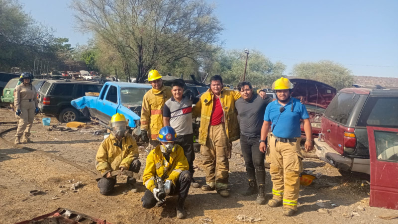 Se incendia corralón en Apatzingán, Michoacán; un bombero resultó intoxicado