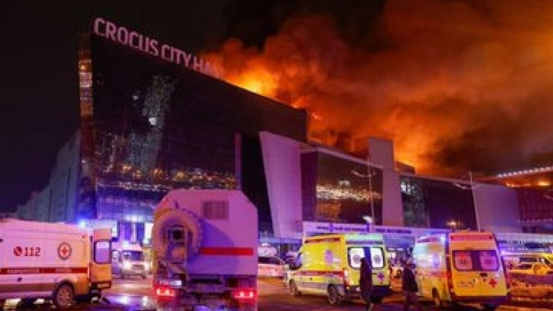 Aumenta a 137 la cifra de fallecidos en ataque a sala de conciertos de Moscú, Rusia 