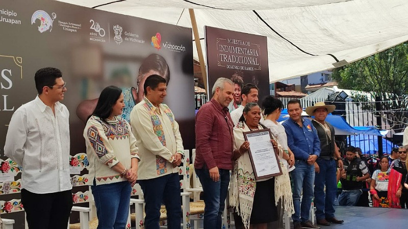 Reconocen a artesanos michoacanos en Tianguis Artesanal de Domingo de Ramos 