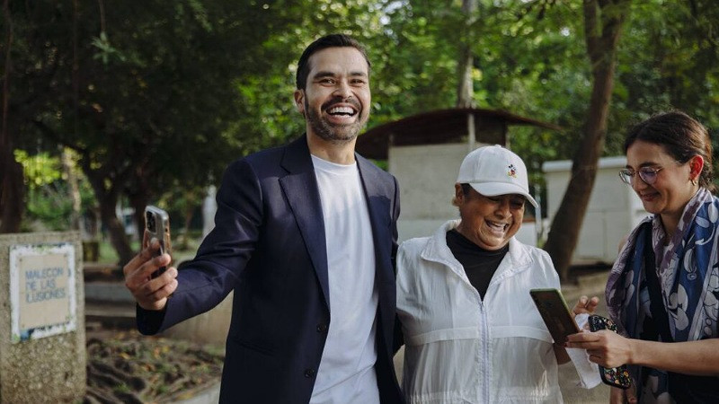 Jorge Máynez duplica a candidatas presidenciales en spots publicitarios 