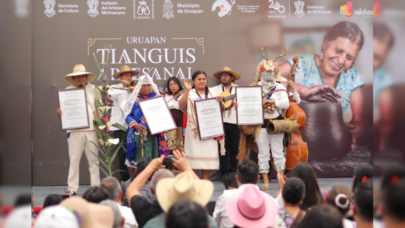 Reconocen a portadoras y portadores por preservar indumentaria tradicional