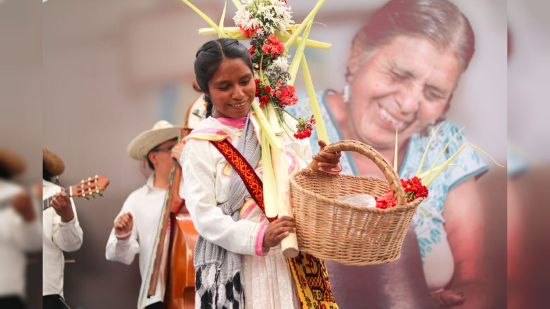 Reconocen a portadoras y portadores por preservar indumentaria tradicional