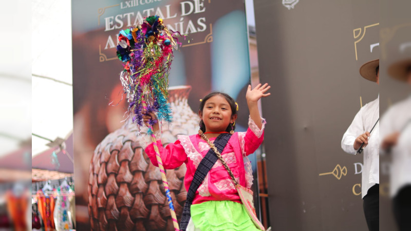 Reconocen a portadoras y portadores por preservar indumentaria tradicional