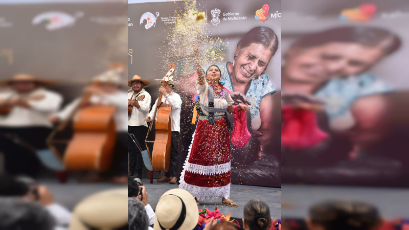 Reconocen a portadoras y portadores por preservar indumentaria tradicional