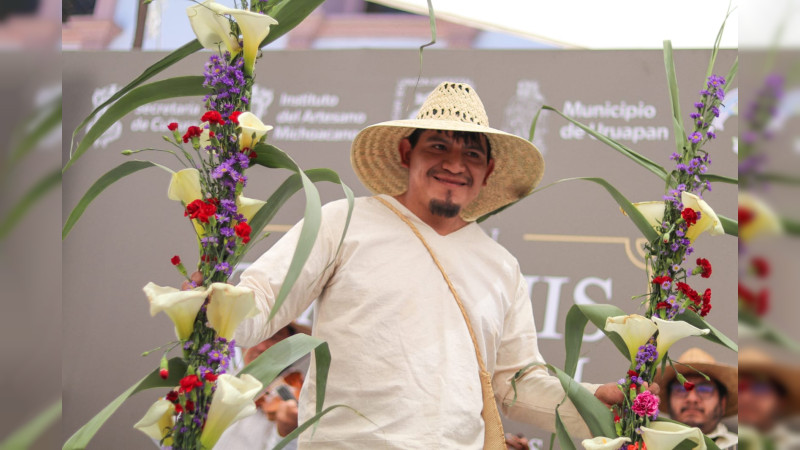 Reconocen a portadoras y portadores por preservar indumentaria tradicional