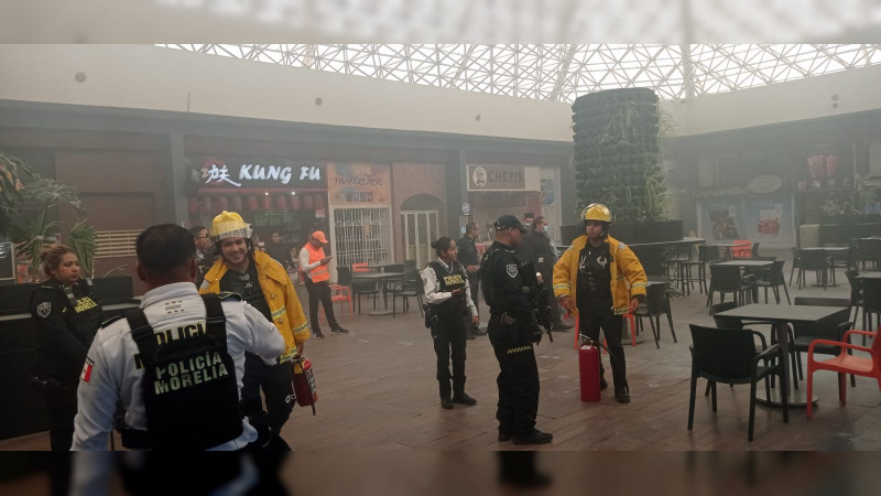 Atienden Bomberos y Policía de Morelia incendio en negocio de comida en Plaza Escala Morelia 