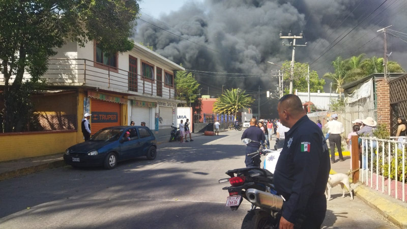 Incendio en centro de reciclaje de cartón deja 2 personas lesionadas en Edomex 