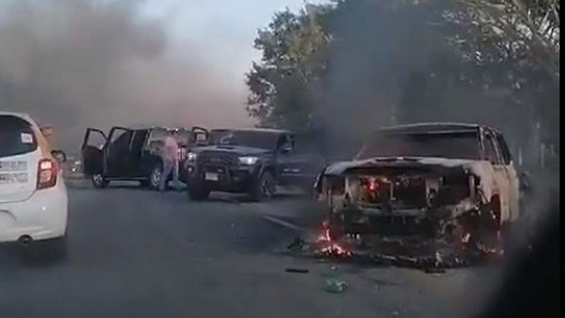 Grupos delincuenciales se enfrentan en Chiapas; queman vehículos 