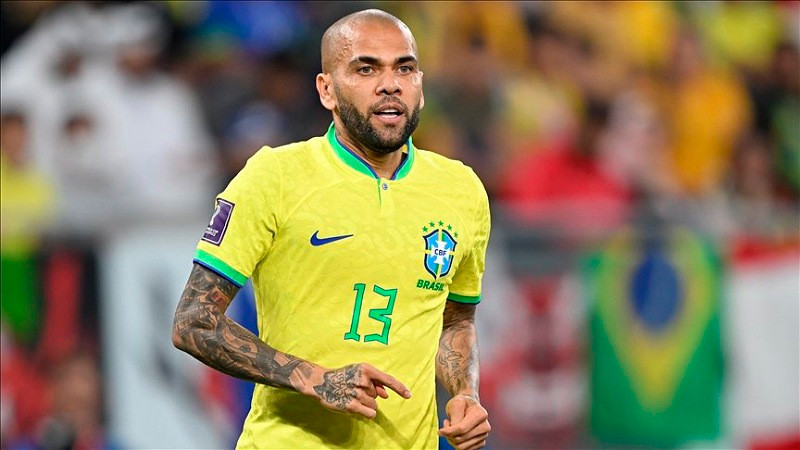 Dani Alves paga un millón de euros y sale de prisión 