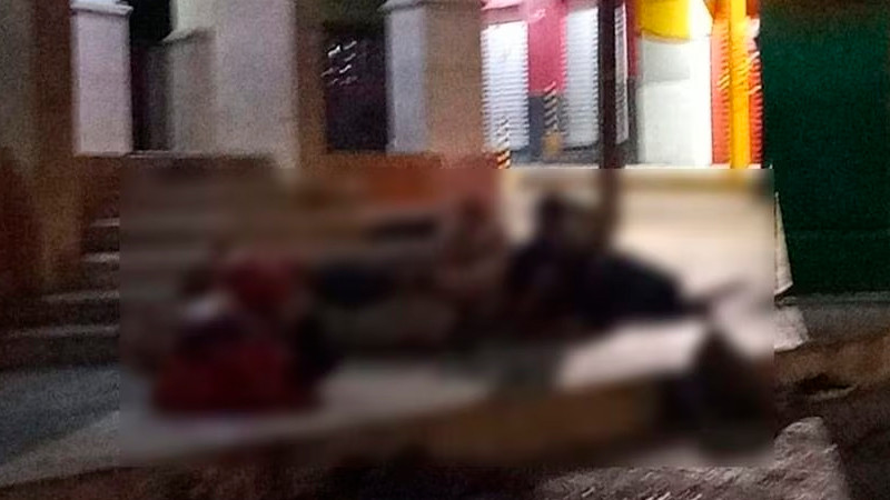 Abandonan 5 finados frente a Presidencia Municipal de Cárdenas, SLP 