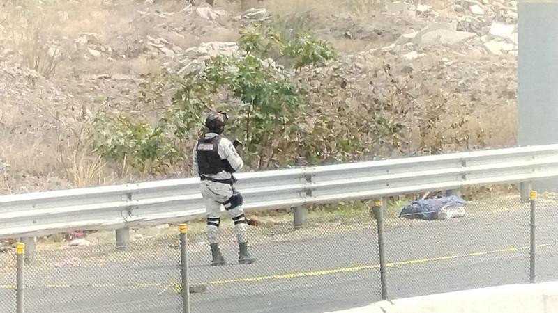 Abandonan restos de una persona bajo un puente peatonal en Villagrán, Guanajuato
