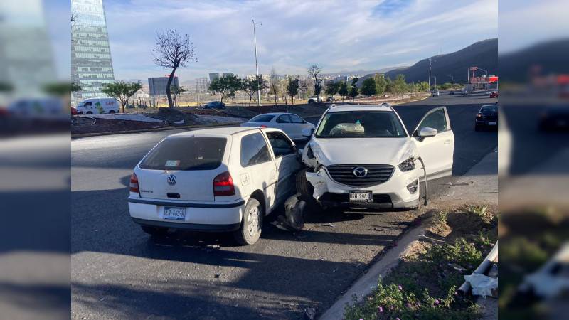 Querétaro: Se registra aparatoso choque en el Centro Sur  