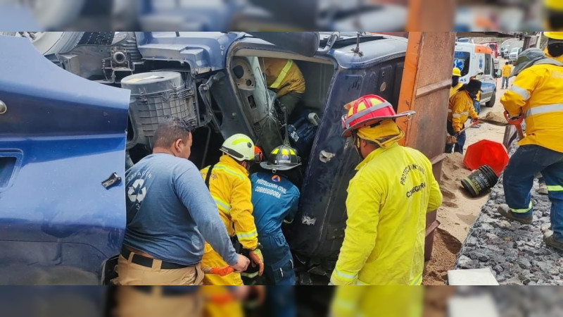 Queda atrapado luego de volcar su camión en la carretera a Coroneo en Querétaro 