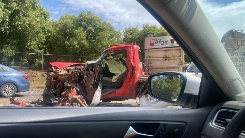 Choque de frente deja un muerto y un herido en Uruapan