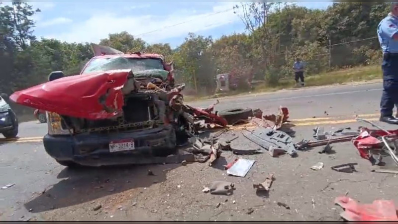 Choque de frente deja un muerto y un herido en Uruapan