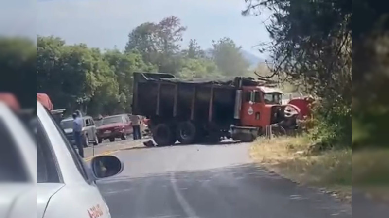 Choque de frente deja un muerto y un herido en Uruapan