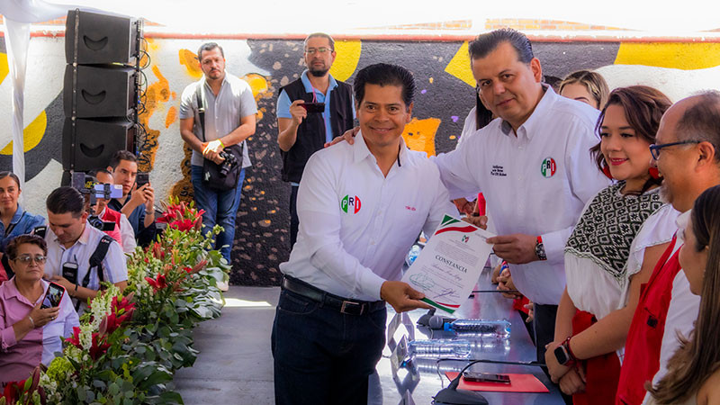 Toño Sosa recibe constancia como candidato del PRI a diputado local en Tarímbaro  
