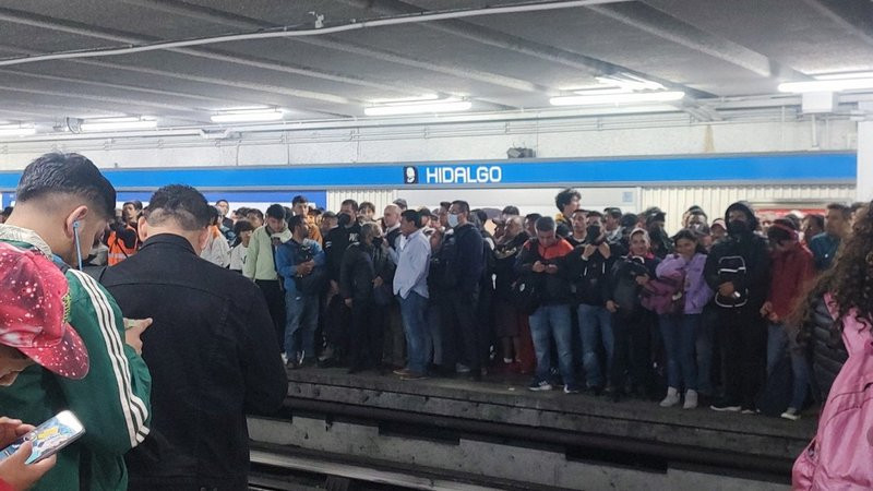 Falla en la Línea 2 del Metro de la Ciudad México provoca retrasos para los usuarios 
