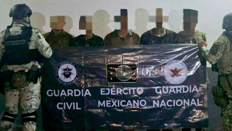 Guardias detienen a 5 sujetos que portaban todo un arsenal, en Apatzingán, Michoacán  