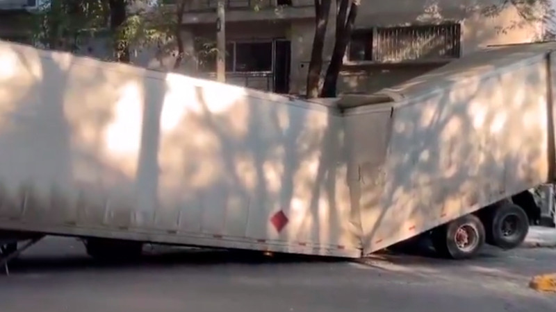 Caja de camión que transportaba cerveza se parte a la mitad, en alcaldía Miguel Hidalgo, CDMX 