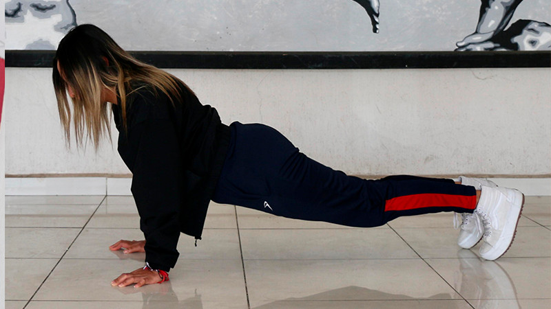 Durante el calor, actívate con estos ejercicios desde tu casa 