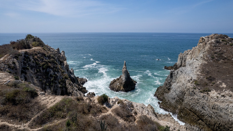 El “dedo de Dios” apunta al cielo desde esta playa de Michoacán 