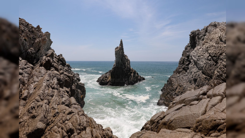 El “dedo de Dios” apunta al cielo desde esta playa de Michoacán 