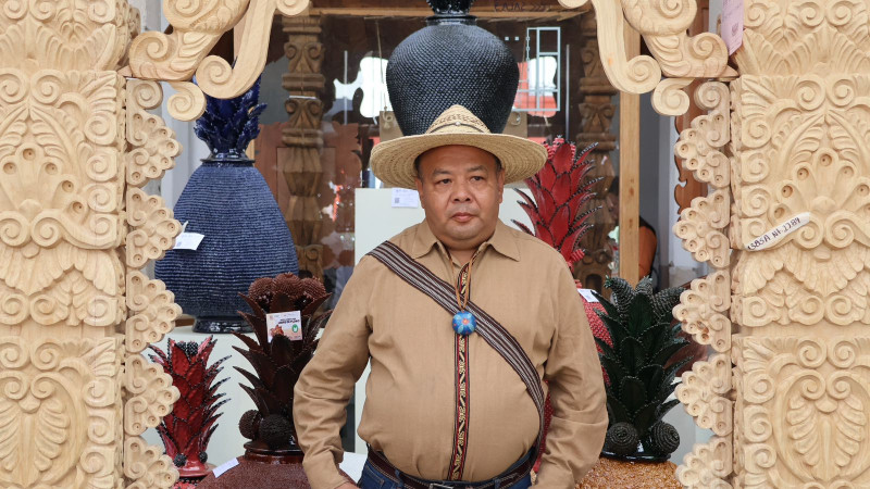 Con técnica prehispánica de maque incrustado logra Juan Valencia máximo premio en Tianguis Artesanal 