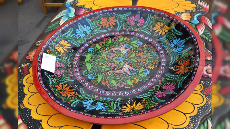 Con técnica prehispánica de maque incrustado logra Juan Valencia máximo premio en Tianguis Artesanal 